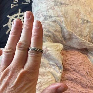 Elegant Silver Twisted Band Ring